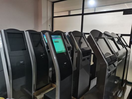 كشك تذاكر الطابور بشاشة تعمل باللمس وطابعة حرارية مدمجة لحلول الانتظار الآلية في بيئات الأعمال المختلفة